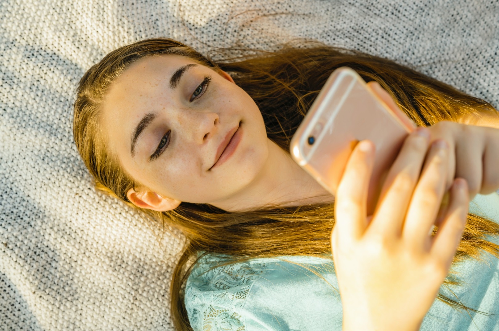 Ung jente holder en mobiltelefon